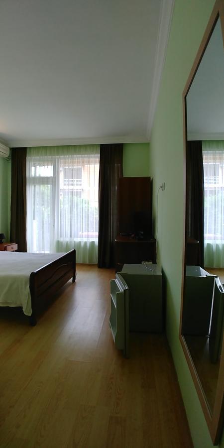 Green Hotel Кваріаті Екстер'єр фото